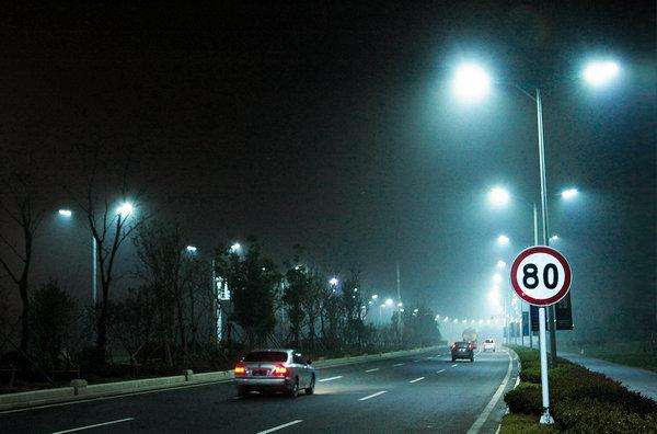 東莞萝莉社APP照明LED路燈在雨霧季節增強道路安全的優勢
