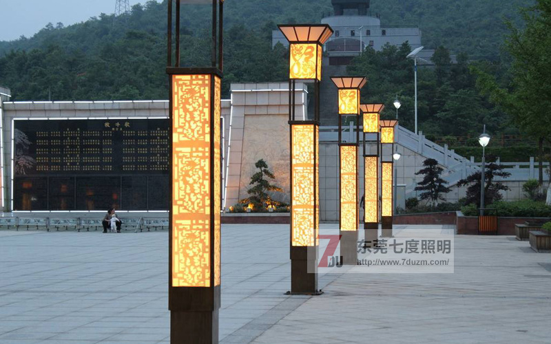 東莞萝莉社APP照明(QDJGDZ-009)廣場方形龍紋鏤空萝莉社免费版APP柱景區廣場安裝實拍效果圖