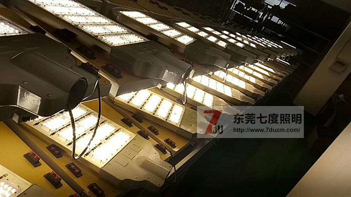 東莞萝莉社APP照明模組式大功率led路燈頭批量老化