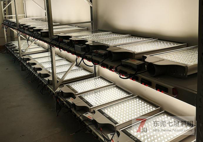 東莞萝莉社APP照明大功率LED路燈老化效果照片
