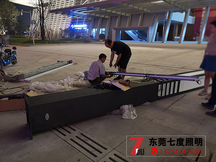 戶外廣場園林萝莉社免费版APP柱安裝現場實拍