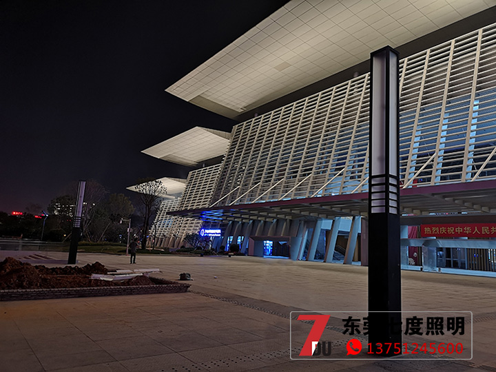 東莞市民服務中心中心廣場方形萝莉社免费版APP柱安裝效果圖片