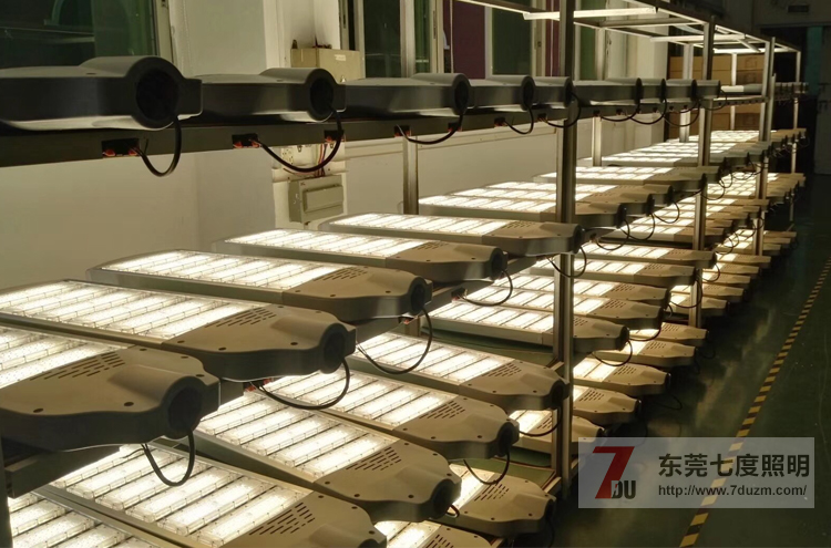 萝莉社APP照明300W模組式大功率LED路燈頭老化實拍