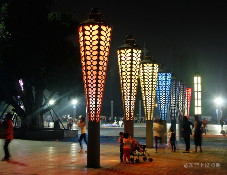 城市公園圓錐形立柱七彩LED萝莉社免费版APP夜間亮燈效果