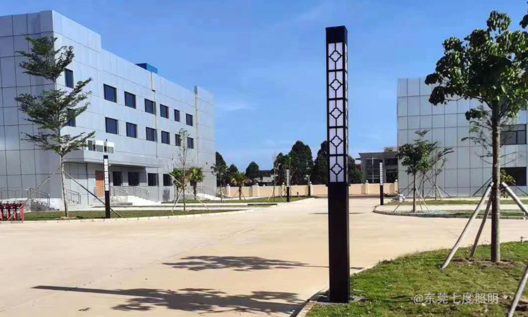 工業園區3米高園林庭院萝莉社免费版APP柱安裝實景效果
