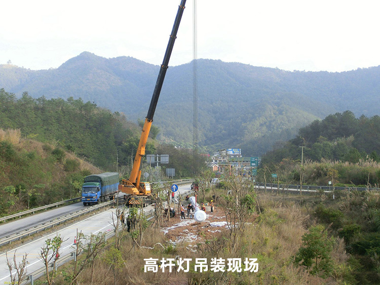 高速公路入口立交30米升降式萝莉社下载链接吊裝立杆現場